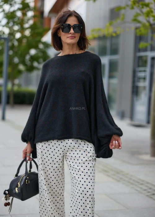 Czarny sweter damski Velmora Drape oversize z szerokimi, drapowanymi rękawami.