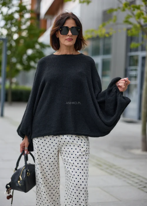Czarny sweter damski Velmora Drape oversize z szerokimi, drapowanymi rękawami.
