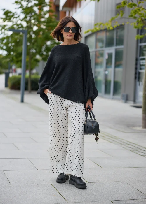 Czarny sweter damski Velmora Drape oversize z szerokimi, drapowanymi rękawami.
