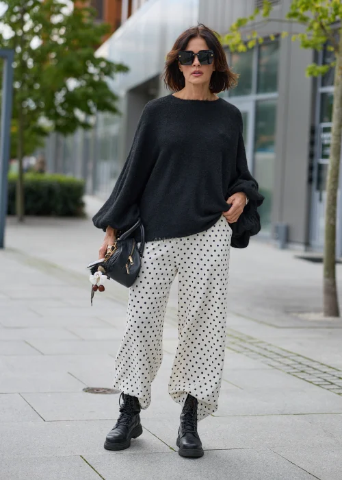 Czarny sweter damski Velmora Drape oversize z szerokimi, drapowanymi rękawami.