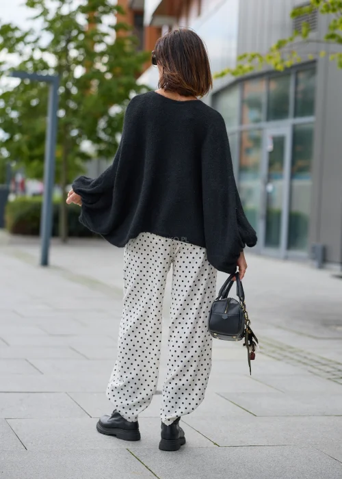 Czarny sweter damski Velmora Drape oversize z szerokimi, drapowanymi rękawami.