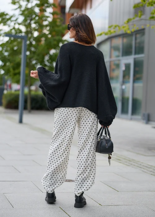 Czarny sweter damski Velmora Drape oversize z szerokimi, drapowanymi rękawami.