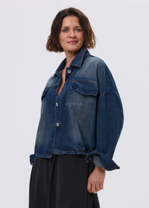 Krótka kurtka jeansowa oversize z obniżoną linią ramion i elastycznym wykończeniem u dołu. Stylowy fason z dużymi kieszeniami i efektem spranego denimu świetnie uzupełnia codzienne stylizacje.