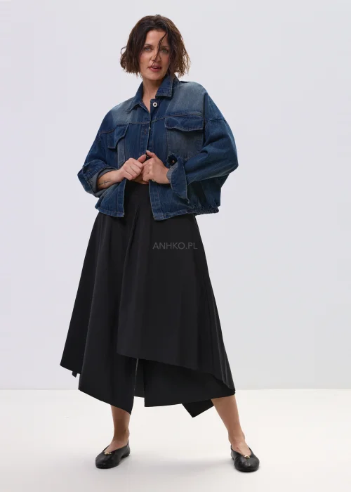 Krótka kurtka jeansowa oversize z obniżoną linią ramion i elastycznym wykończeniem u dołu. Stylowy fason z dużymi kieszeniami i efektem spranego denimu świetnie uzupełnia codzienne stylizacje.