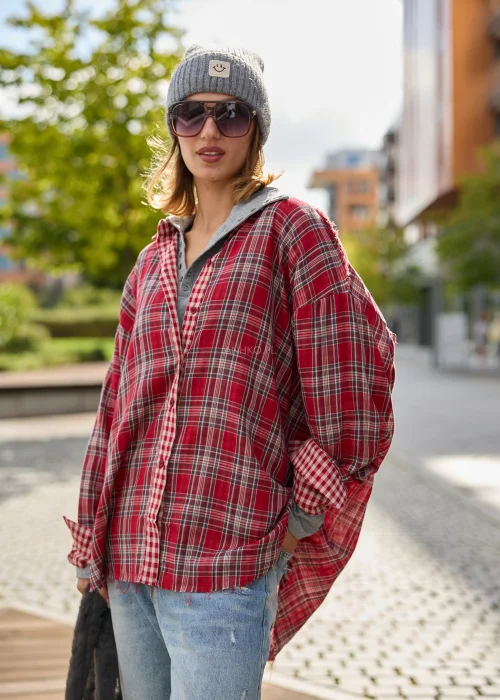 Koszula damska oversize w czerwoną kratę, z kontrastową drobną kratką, klasycznym kołnierzykiem i surowym wykończeniem dołu.