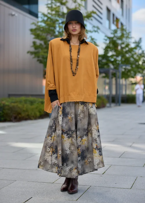 Spódnica damska maxi rozkloszowana w kwiatowy print, w odcieniach taupe, beżu, musztardy i czerni, z elastyczną talią.
