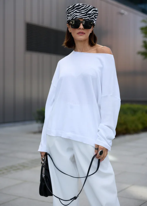 Sweter damski oversize biały z asymetrycznym dekoltem, obniżoną linią ramion i luźnym fasonem.