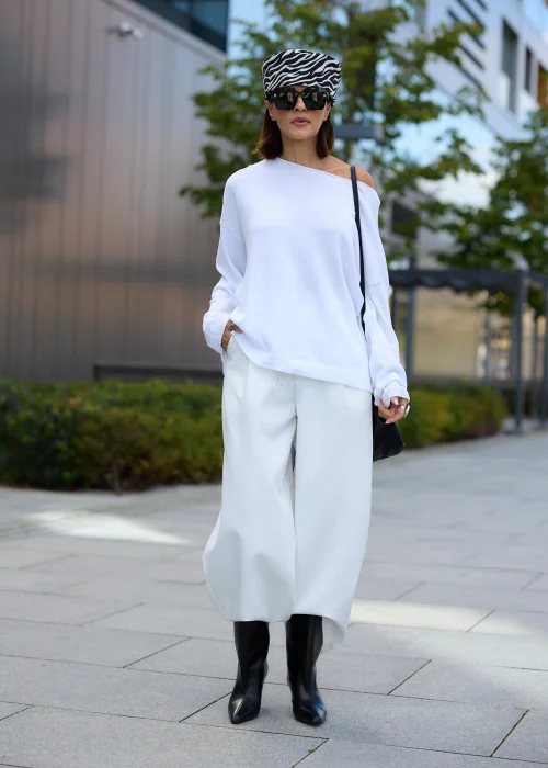 Sweter damski oversize biały z asymetrycznym dekoltem, obniżoną linią ramion i luźnym fasonem.