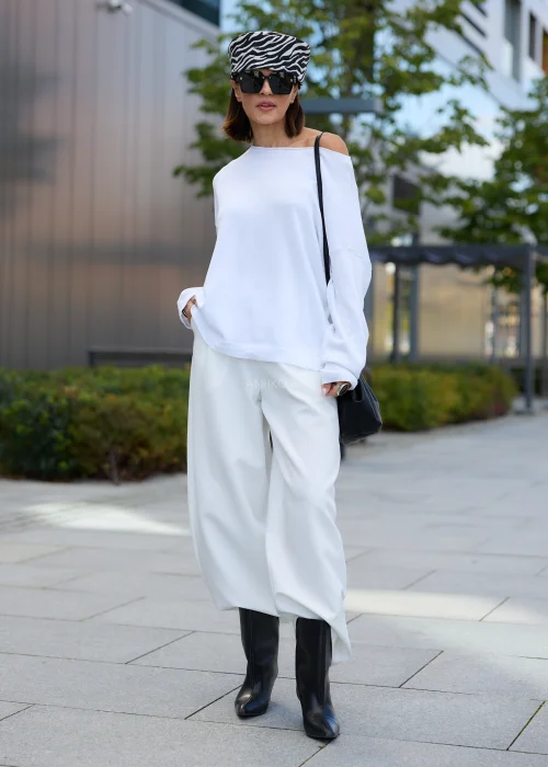 Sweter damski oversize biały z asymetrycznym dekoltem, obniżoną linią ramion i luźnym fasonem.