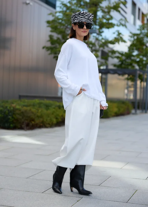Sweter damski oversize biały z asymetrycznym dekoltem, obniżoną linią ramion i luźnym fasonem.