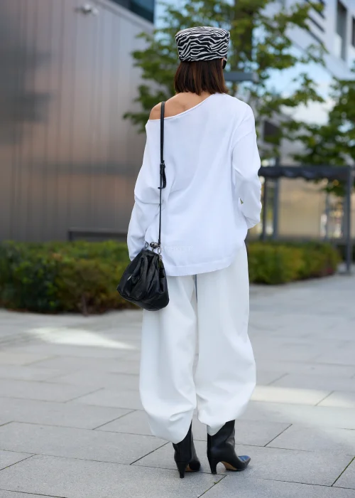 Sweter damski oversize biały z asymetrycznym dekoltem, obniżoną linią ramion i luźnym fasonem.