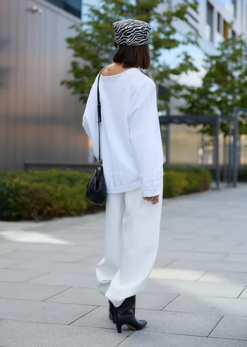 Sweter damski oversize biały z asymetrycznym dekoltem, obniżoną linią ramion i luźnym fasonem.