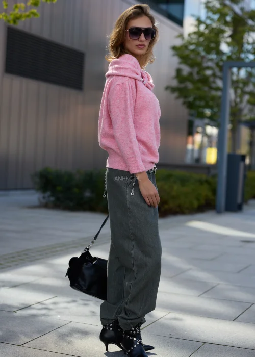 Dzianinowy sweter damski w różowym melanżowym kolorze, o luźnym fasonie z długimi rękawami i efektownym, szerokim dekoltem układającym się w miękkie drapowanie.