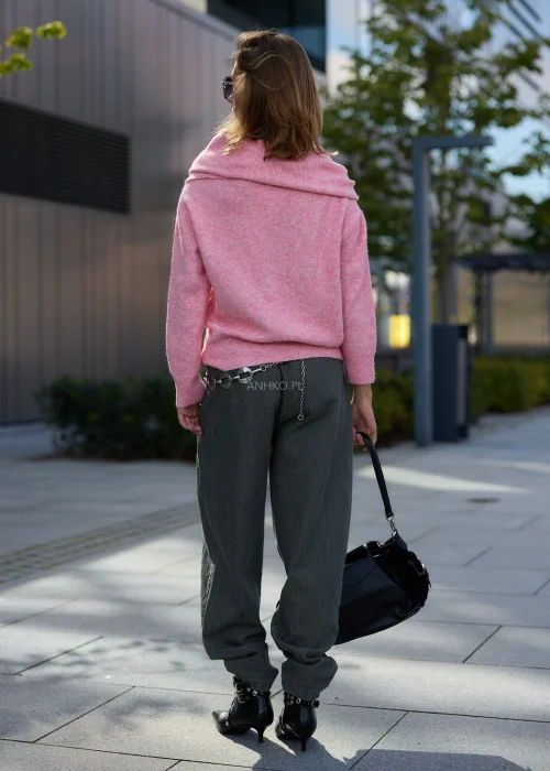Dzianinowy sweter damski w różowym melanżowym kolorze, o luźnym fasonie z długimi rękawami i efektownym, szerokim dekoltem układającym się w miękkie drapowanie.