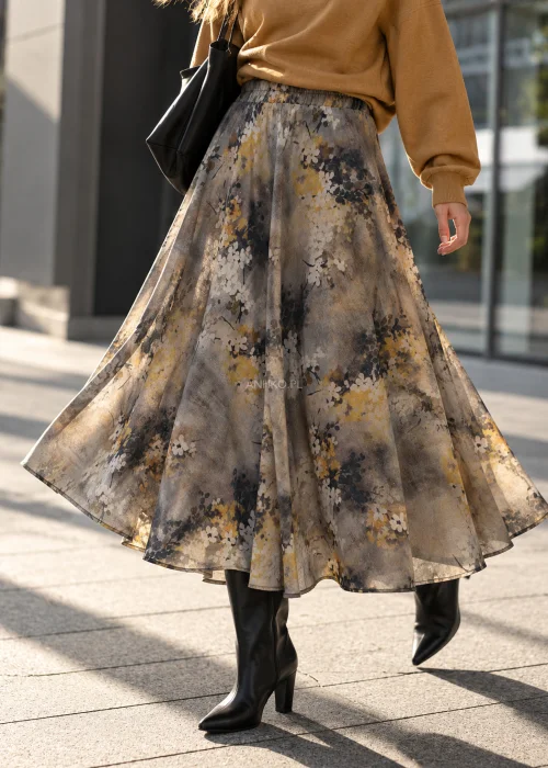 Spódnica damska maxi rozkloszowana w kwiatowy print, w odcieniach taupe, beżu, musztardy i czerni, z elastyczną talią.