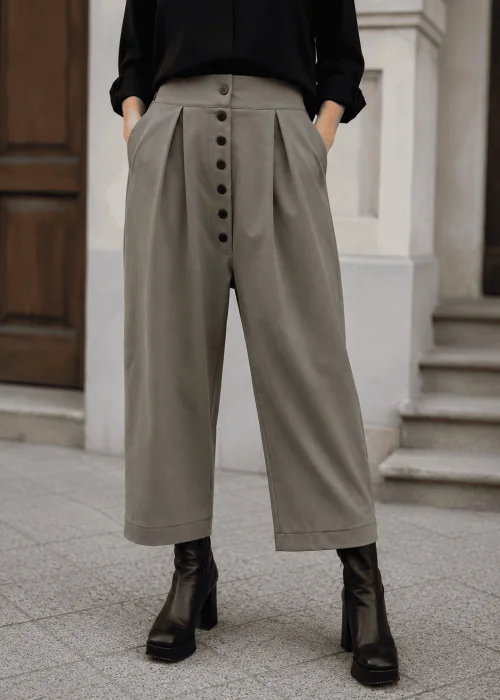 Khaki-spodnie-damskie-z-wysokim-stanem,-zakladkami,-zapieciem-na-guziki-i-szerokimi-nogawkami.png