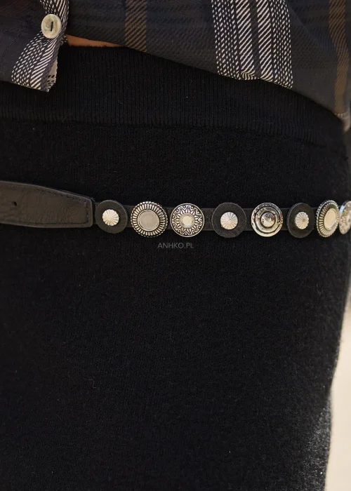 Poliuretanowy pasek Leone Star czarny z okrągłymi metalowymi aplikacjami w kolorze srebrnym i dekoracyjną klamrą w stylu western.