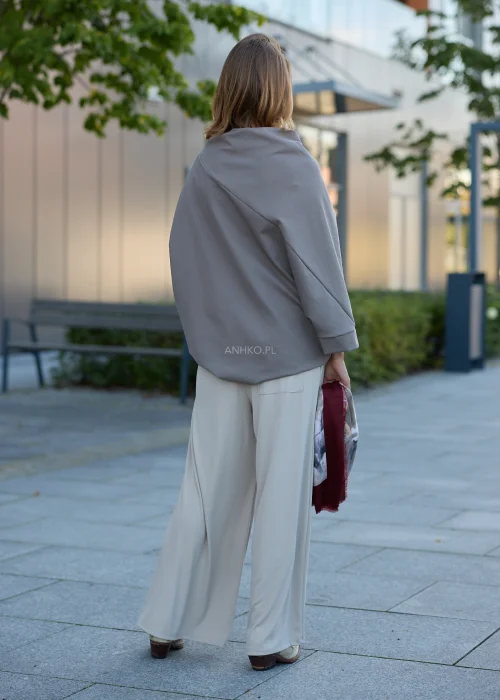 Bluzka damska oversize taupe z asymetrycznym dekoltem, szerokimi rękawami 3/4 i luźnym fasonem.