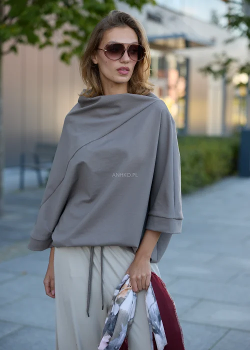 Bluzka damska oversize taupe z asymetrycznym dekoltem, szerokimi rękawami 3/4 i luźnym fasonem.