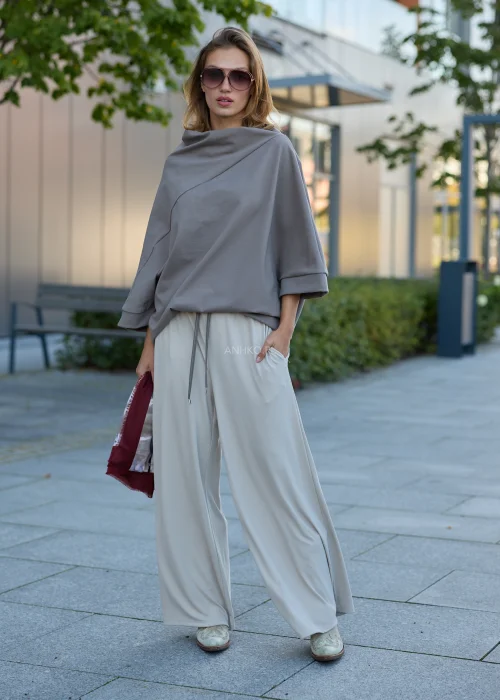 Bluzka damska oversize taupe z asymetrycznym dekoltem, szerokimi rękawami 3/4 i luźnym fasonem.