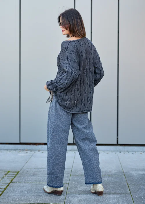 Sweter damski oversize grafitowy z dekoltem V, ozdobnym splotem warkoczowym i surowym wykończeniem brzegów.