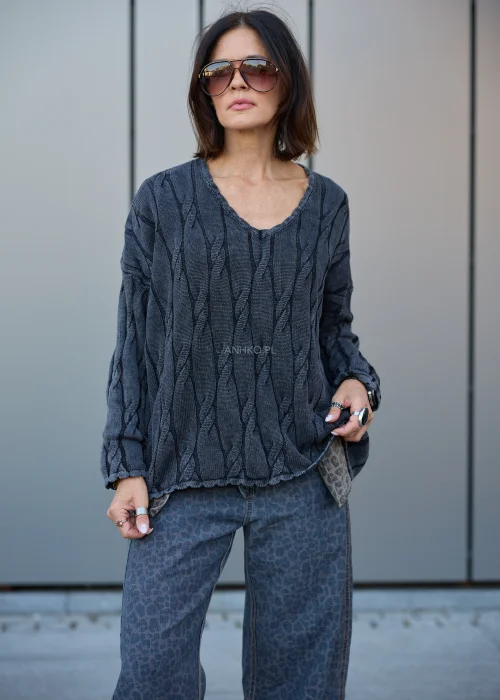 Sweter damski oversize grafitowy z dekoltem V, ozdobnym splotem warkoczowym i surowym wykończeniem brzegów.