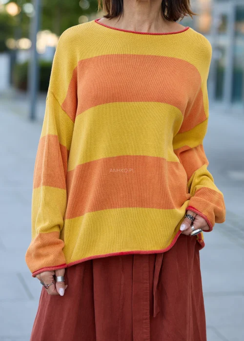 Sweter damski oversize w szerokie pasy musztardowo-pomarańczowe, z dekoltem łódkowym, długimi rękawami i kontrastowym wykończeniem.