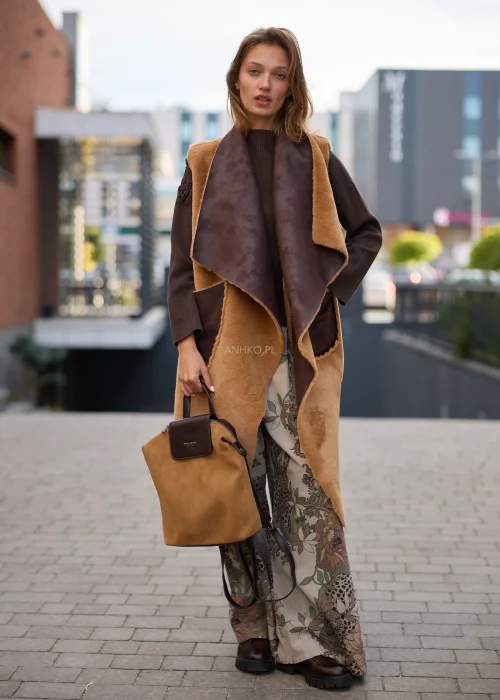 Plecak damski Hadley w kolorze camel z zamszową fakturą, ciemnobrązową klapą i regulowanymi paskami. Miejski model z magnetycznym zapięciem.