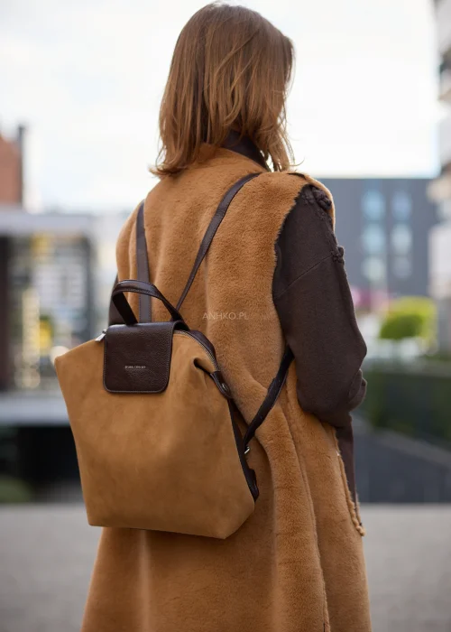 Plecak damski Hadley w kolorze camel z zamszową fakturą, ciemnobrązową klapą i regulowanymi paskami. Miejski model z magnetycznym zapięciem.