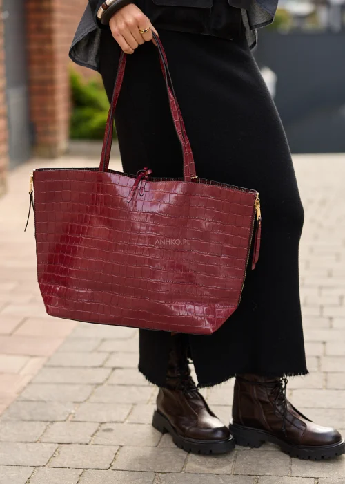 Duża torebka shopper damska w bordowym kolorze z tłoczeniem imitującym skórę krokodyla, wyposażona w dopasowaną kosmetyczkę i złote detale.