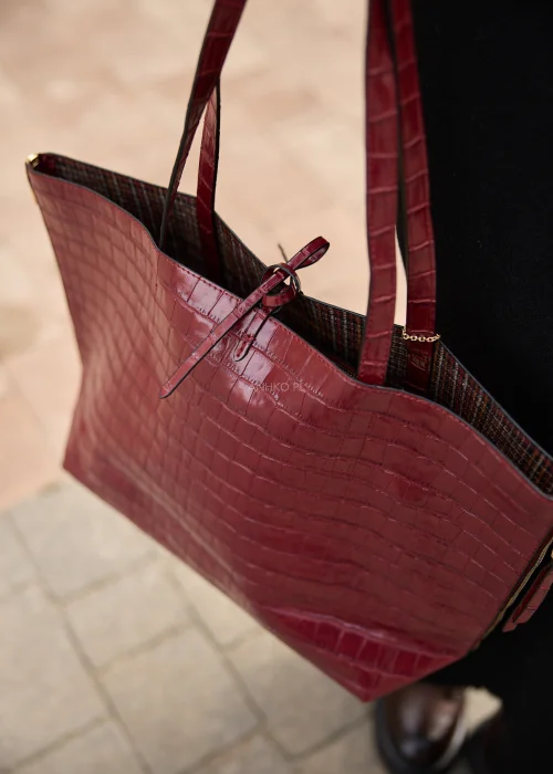 Duża torebka shopper damska w bordowym kolorze z tłoczeniem imitującym skórę krokodyla, wyposażona w dopasowaną kosmetyczkę i złote detale.