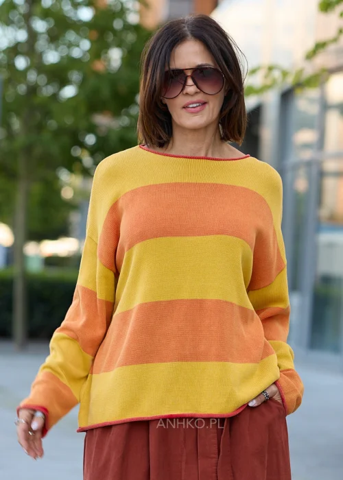 Sweter damski oversize w szerokie pasy musztardowo-pomarańczowe, z dekoltem łódkowym, długimi rękawami i kontrastowym wykończeniem.