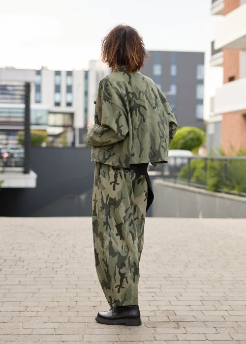 Spodnie damskie oversize w militarny wzór moro w odcieniach khaki i ciemnej zieleni, z szerokimi nogawkami o swobodnym fasonie.