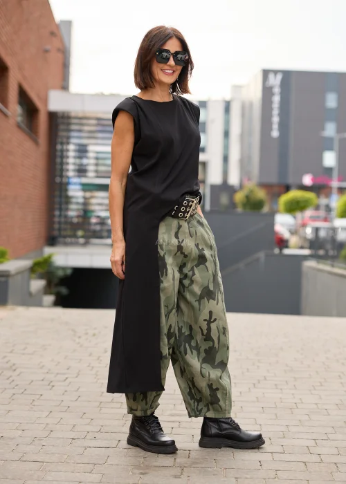 Czarna bluzka damska bez rękawów z ozdobnymi aplikacjami w stylu casual