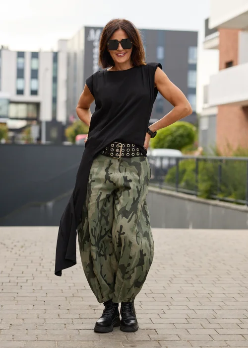 Czarna bluzka damska bez rękawów z ozdobnymi aplikacjami w stylu casual