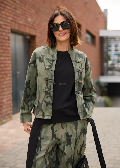 Kurtka-marynarka damska w militarny wzór moro w odcieniach khaki, z ozdobnymi metalowymi guzikami i kieszeniami z patkami.