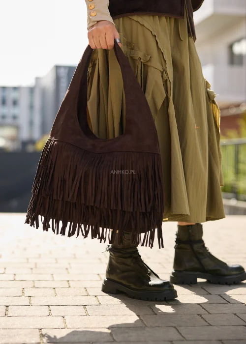 Ciemnobrązowa torebka Foxtrail z długimi warstwowymi frędzlami, miękką formą i szerokim uchwytem na ramię w stylu boho.