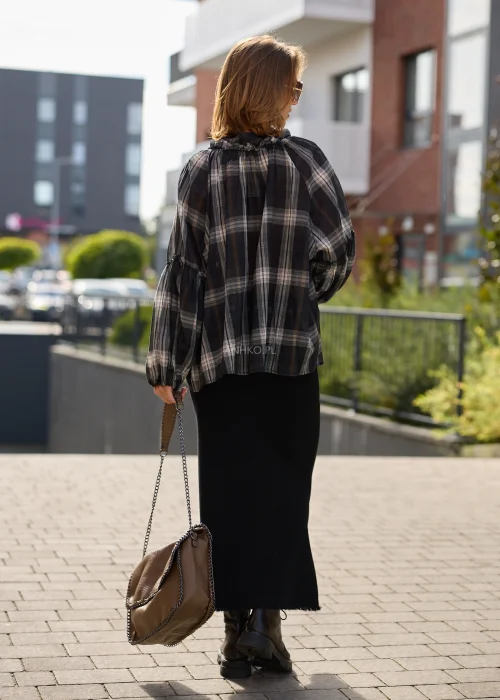 Bluzka damska oversize w czarno-beżową kratę, wykonana z półtransparentnego materiału, z zapięciem na guziki, luźnymi rękawami i subtelnymi marszczeniami przy ramionach.