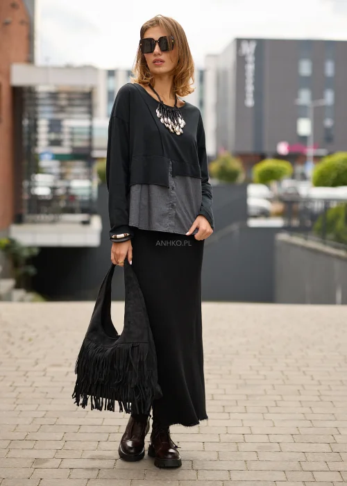 Jeansy damskie wide leg w niebieskim denimie, z asymetrycznym kopertowym przodem, wysokim stanem i szerokimi nogawkami.