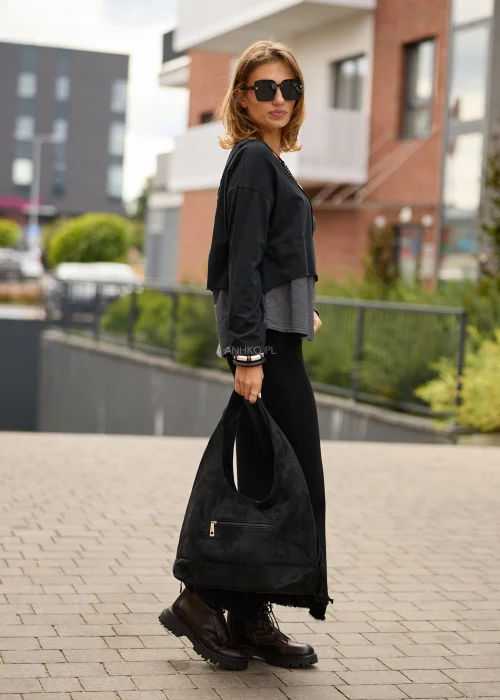 Jeansy damskie wide leg w niebieskim denimie, z asymetrycznym kopertowym przodem, wysokim stanem i szerokimi nogawkami.