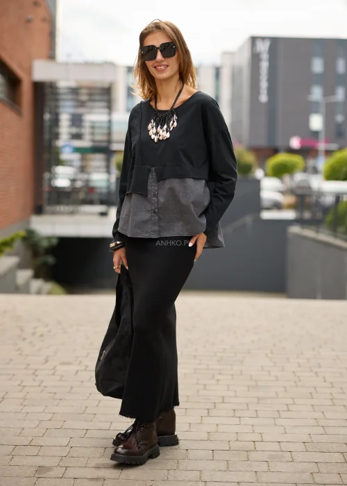 Jeansy damskie wide leg w niebieskim denimie, z asymetrycznym kopertowym przodem, wysokim stanem i szerokimi nogawkami.