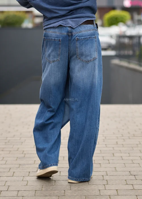Jeansy damskie wide leg w niebieskim denimie, z asymetrycznym kopertowym przodem, wysokim stanem i szerokimi nogawkami.