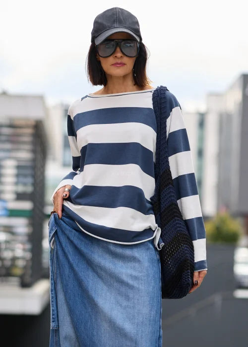Bluzka damska oversize w granatowo-białe pasy, z długimi rękawami i luźnym fasonem.