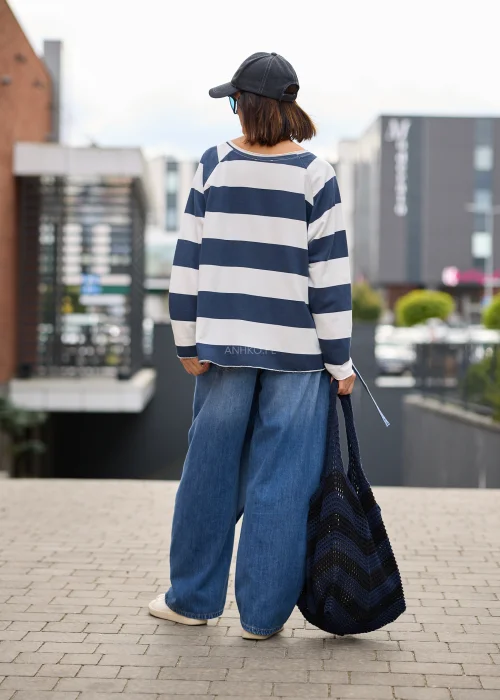Bluzka damska oversize w granatowo-białe pasy, z długimi rękawami i luźnym fasonem.