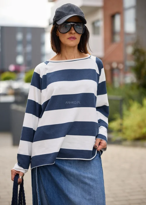 Bluzka damska oversize w granatowo-białe pasy, z długimi rękawami i luźnym fasonem.