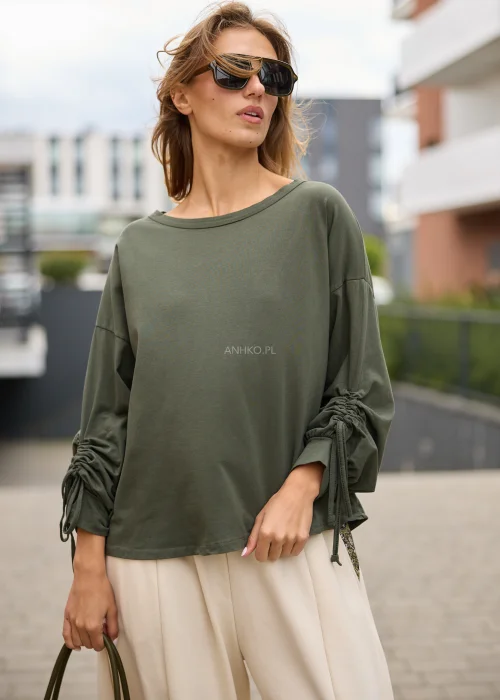 Bluzka damska oversize khaki z szerokim dekoltem, marszczonymi rękawami 3/4 i regulacją na troczki.