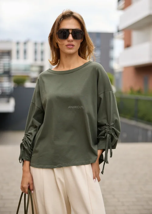 Bluzka damska oversize khaki z szerokim dekoltem, marszczonymi rękawami 3/4 i regulacją na troczki.