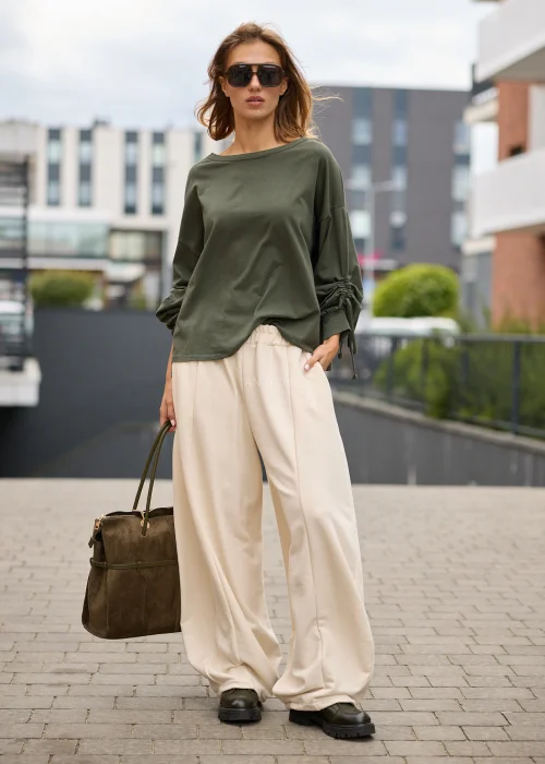 Bluzka damska oversize khaki z szerokim dekoltem, marszczonymi rękawami 3/4 i regulacją na troczki.