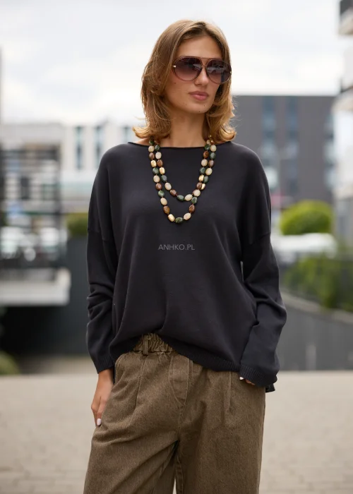 Sweter damski oversize grafitowy z dekoltem łódkowym, obniżoną linią ramion i luźnym fasonem.