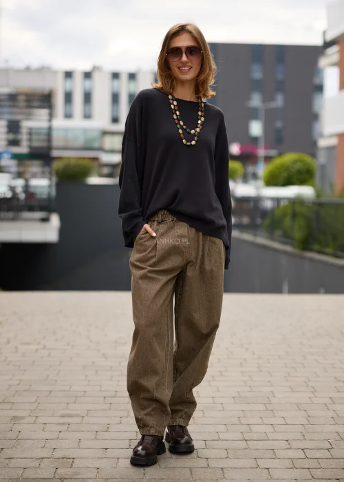 Sweter damski oversize grafitowy z dekoltem łódkowym, obniżoną linią ramion i luźnym fasonem.